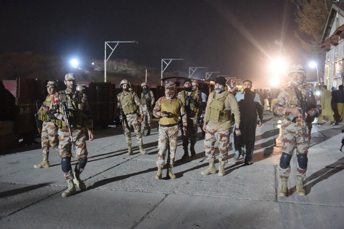 16叛军劫持列车遭击毙 巴国救出104人质